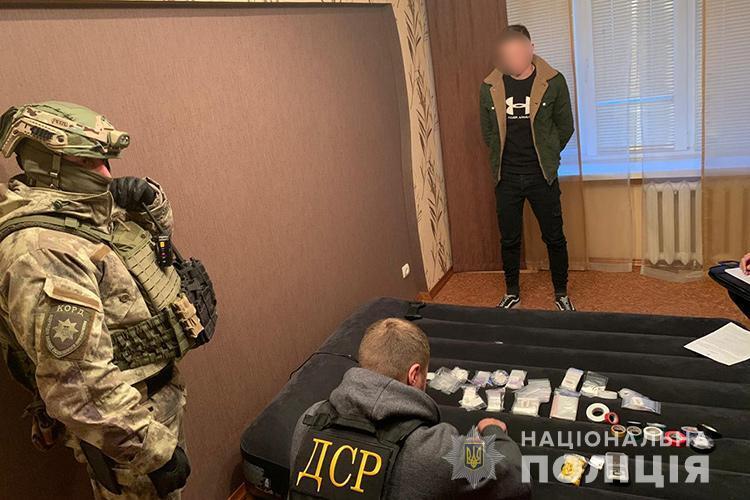 Оперативники Тернопільщини викрили групу, яка займалася виготовленням та розповсюдженням наркотиків