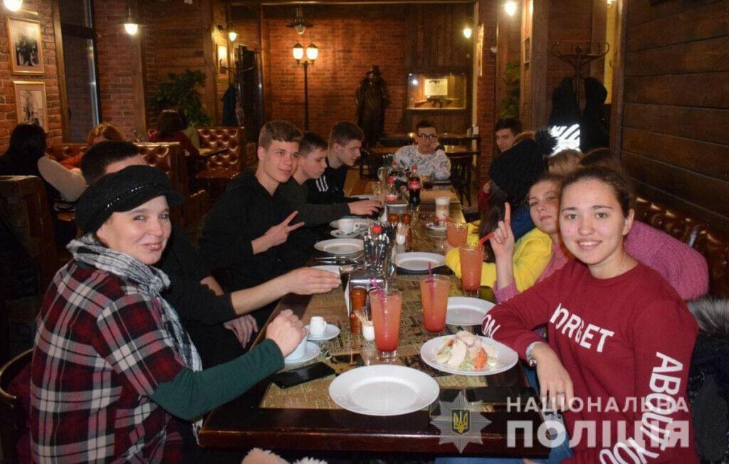 Поліцейські Покровська та лігівці відвідали Дружківську льодову арену