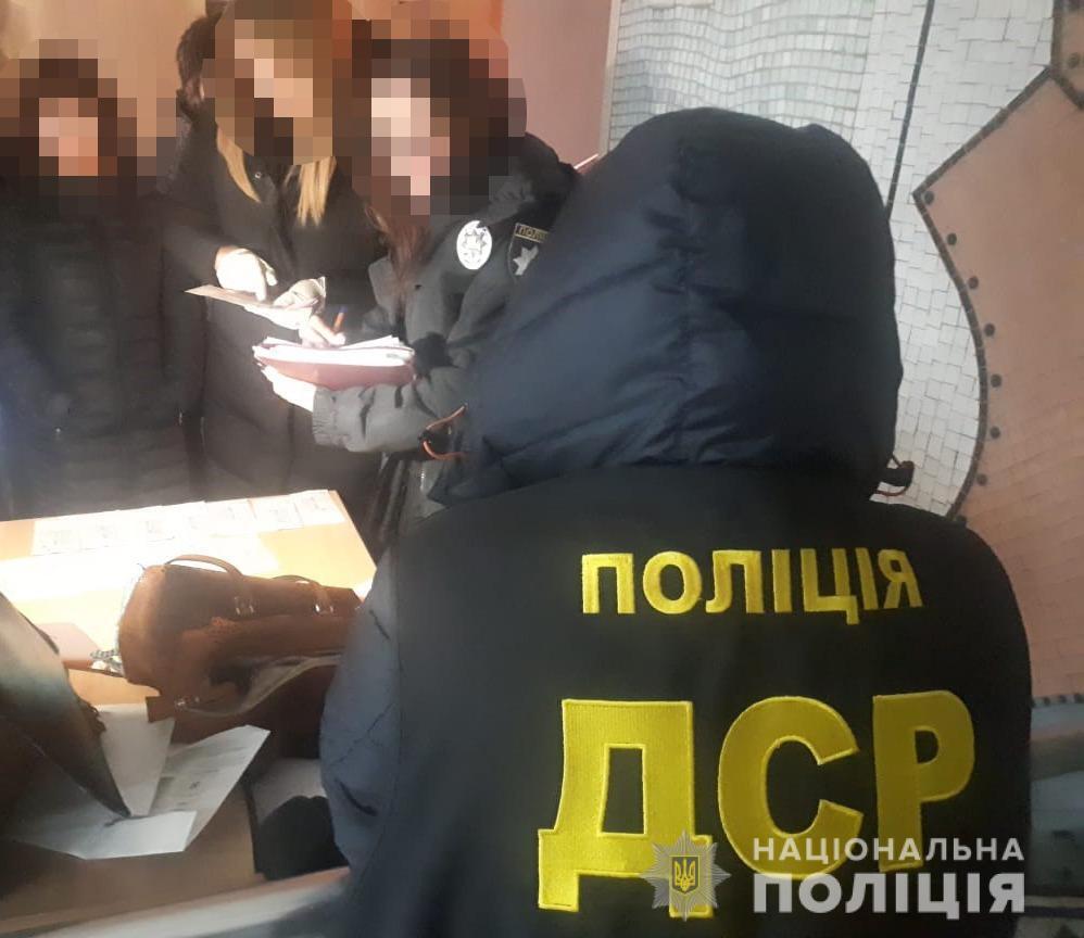 У Запоріжжі поліція викрила у хабарництві посадову особу землевпорядної організації