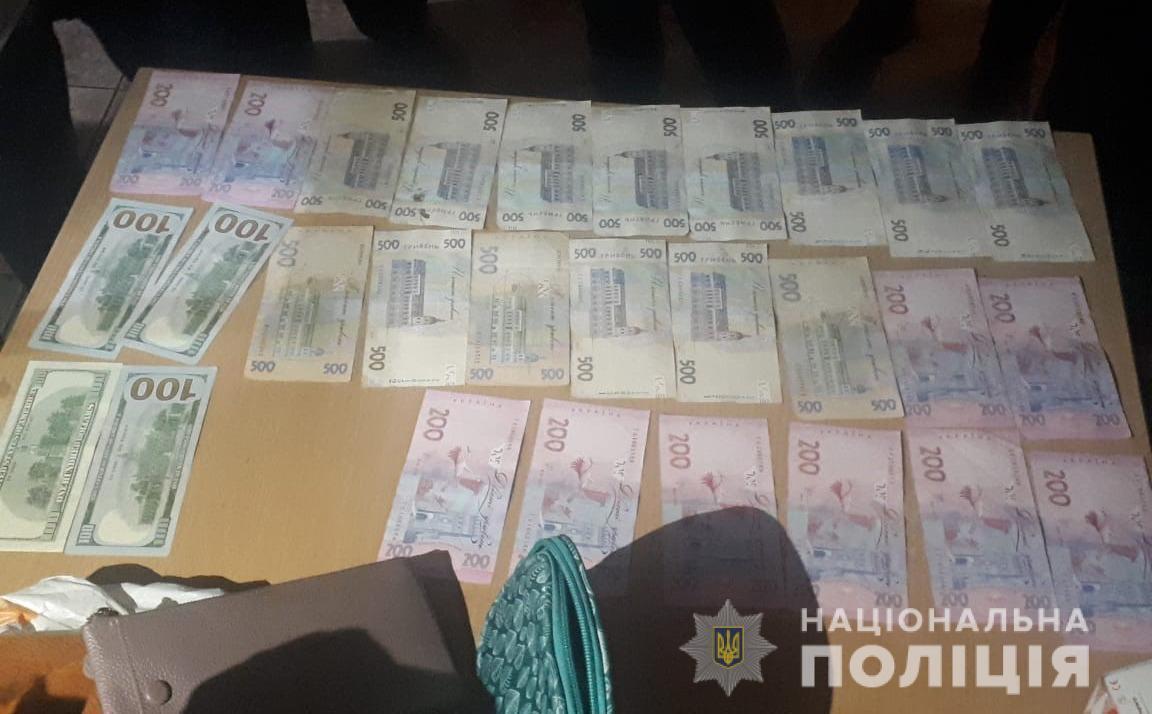 У Запоріжжі поліція викрила у хабарництві посадову особу землевпорядної організації