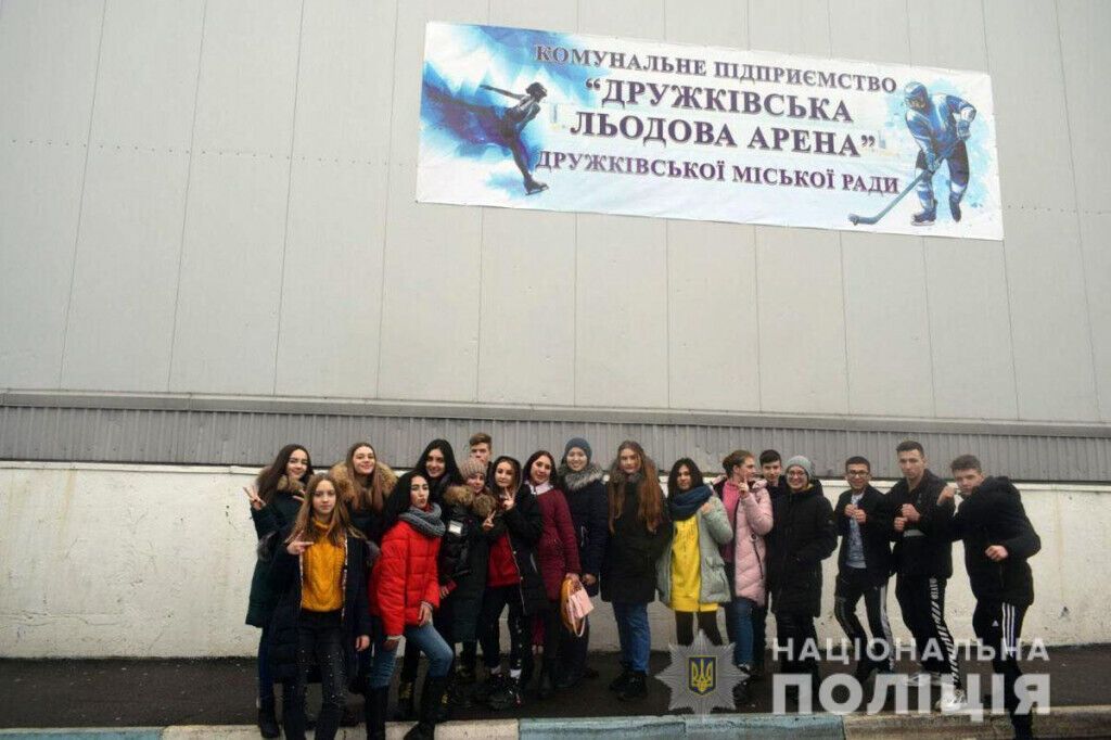 Поліцейські Покровська та лігівці відвідали Дружківську льодову арену