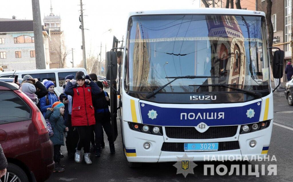 Поліцейські Донеччини організували для школярів змістовне дозвілля