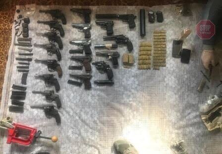 Купував в Інтернеті зброю: у жителя Дніпропетровщини знайшли цілий арсенал (фото)