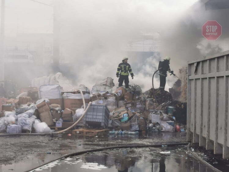 На Київщині горіло підприємство з утилізації хімречовин, є постраждалі (фото)
