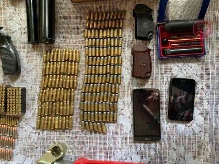 Купував в Інтернеті зброю: у жителя Дніпропетровщини знайшли цілий арсенал (фото)