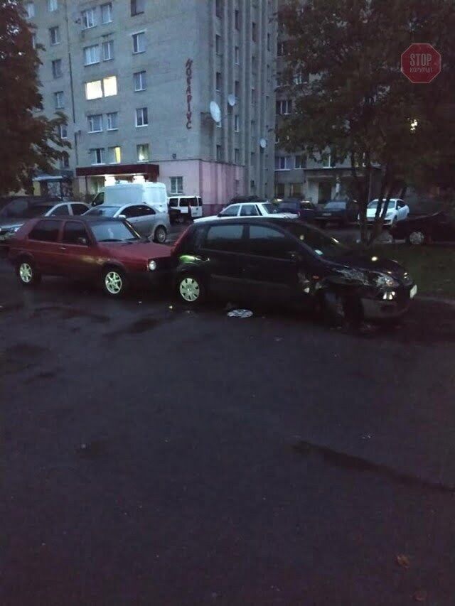 У Луцьку п'яний водій протаранив зупинку (фото)