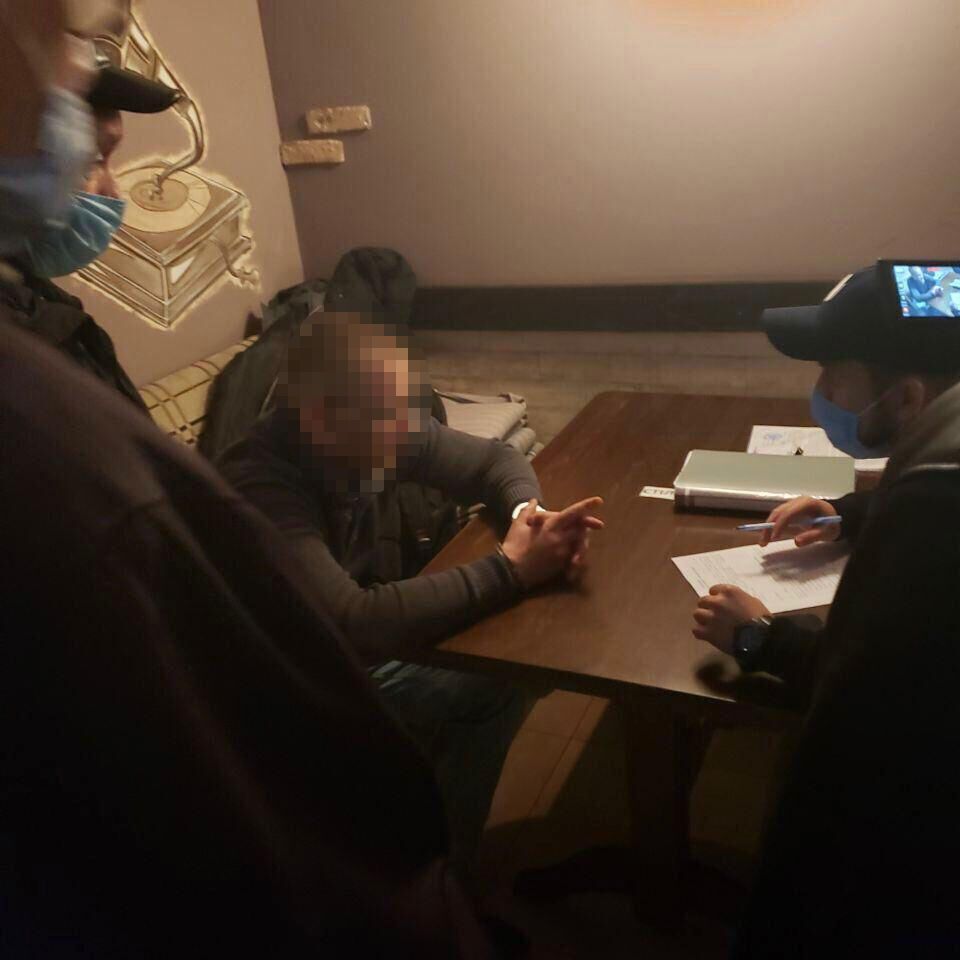 У Києві під час одержання хабара затримано державного виконавця (ФОТО)