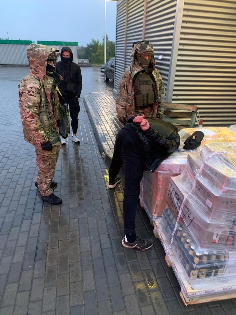 Вимагання 5000 євро у перевізника – у Тернополі затримали трьох осіб (ФОТО)