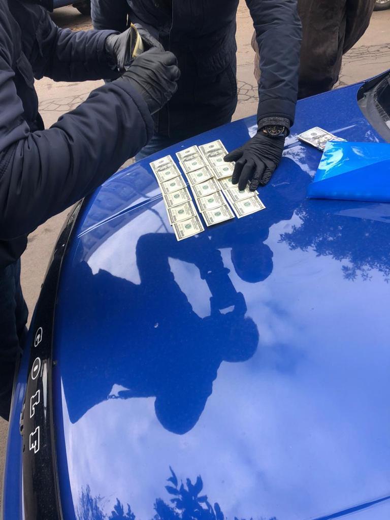 5 тис доларів США за продовження строку оренди земельної ділянки – затримано поліцейського (ФОТО)