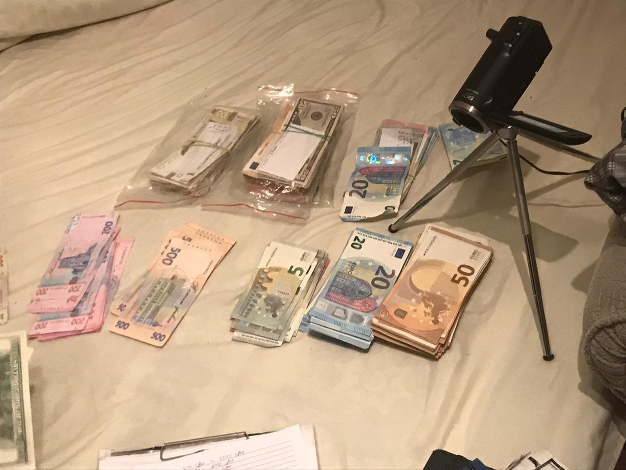 Вимагання 5000 євро у перевізника – у Тернополі затримали трьох осіб (ФОТО)