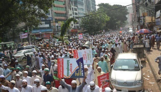 У Бангладеш десятки тисяч людей вийшли на протести через заяви Макрона