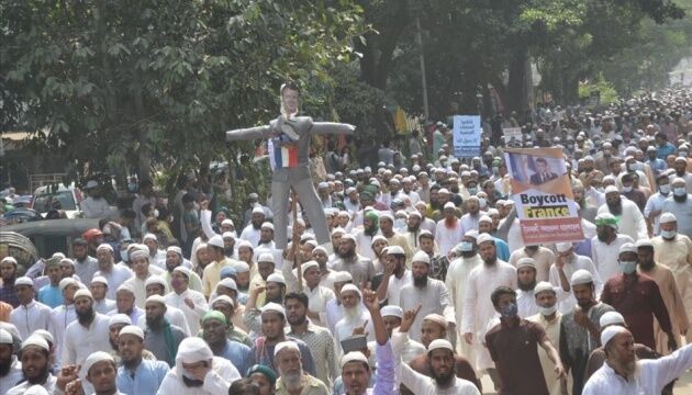 У Бангладеш десятки тисяч людей вийшли на протести через заяви Макрона