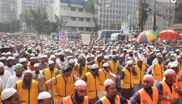 У Бангладеш десятки тисяч людей вийшли на протести через заяви Макрона
