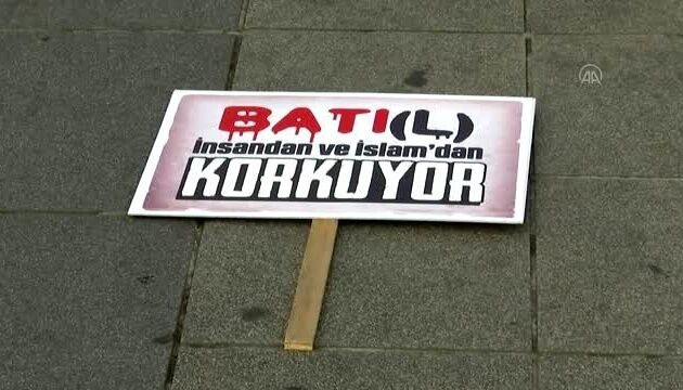 Акції протесту через заяви Макрона щодо ісламу пройшли у Туреччині