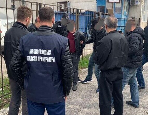 Підкуп виборців на користь однієї з політичних сил - правоохоронці Кіровоградщини викрили міжрегіональну групу