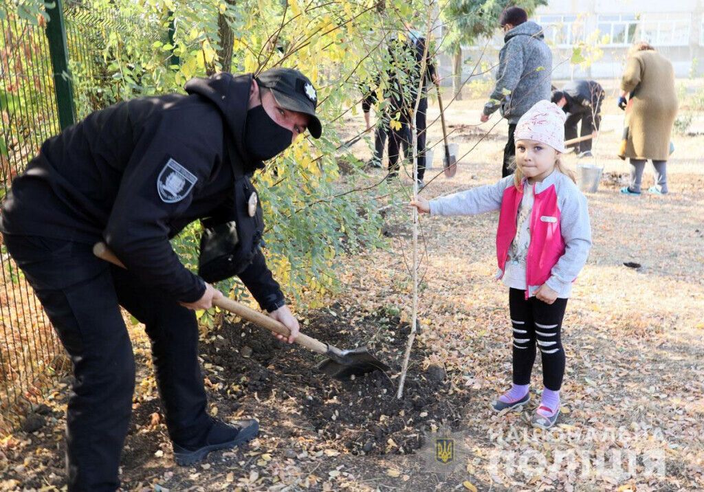 Поліцейські допомогли висадити понад 300 дерев у прифронтовому Гранітному