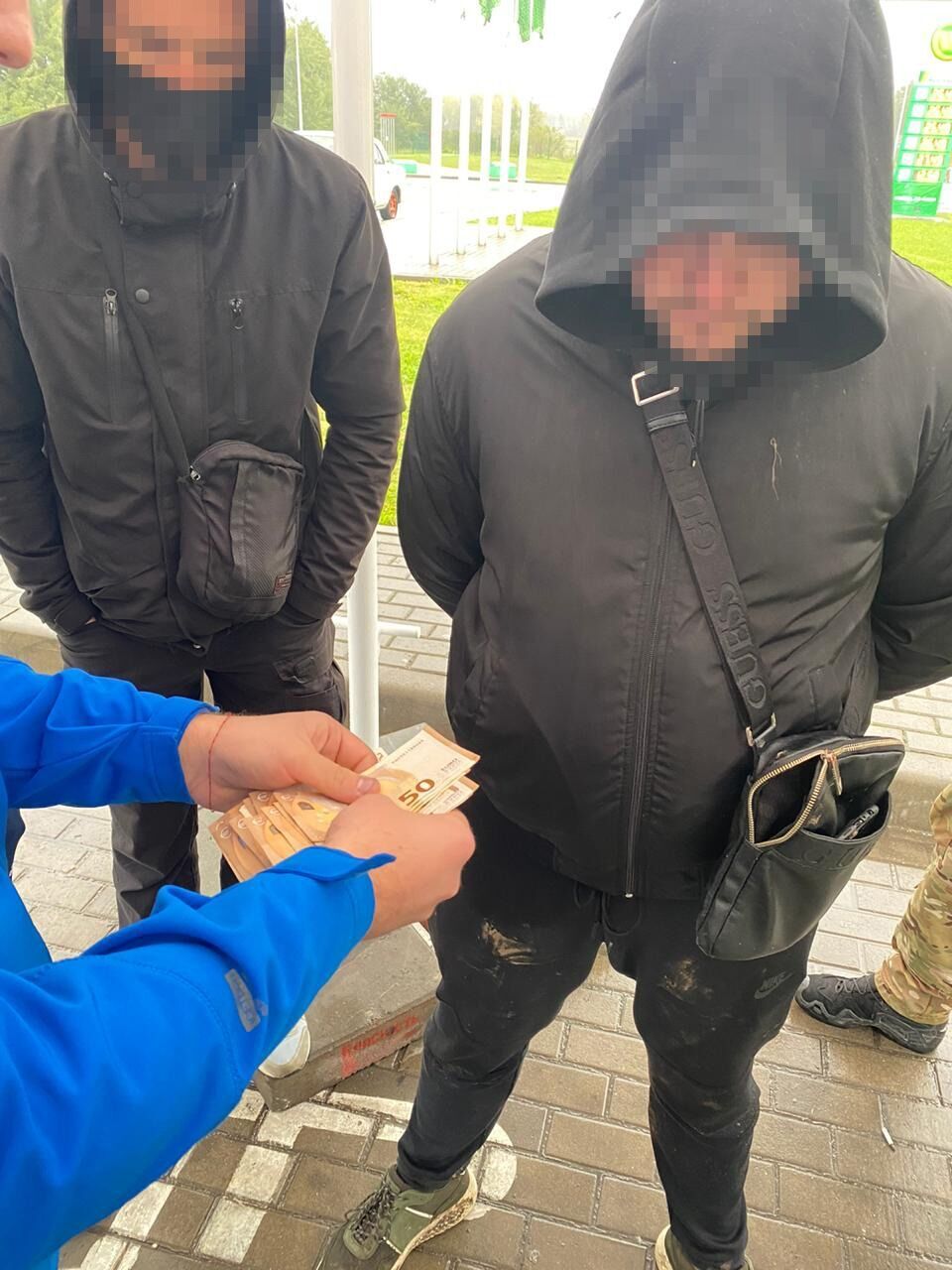 Вимагання 5000 євро у перевізника – у Тернополі затримали трьох осіб (ФОТО)