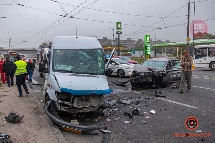 У Дніпрі таксі протаранило мікроавтобус з людьми, є постраждалі (фото)