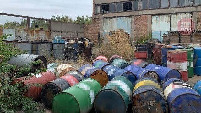 У Дніпропетровській області створили звалище токсичних відходів за гаражами (фото)