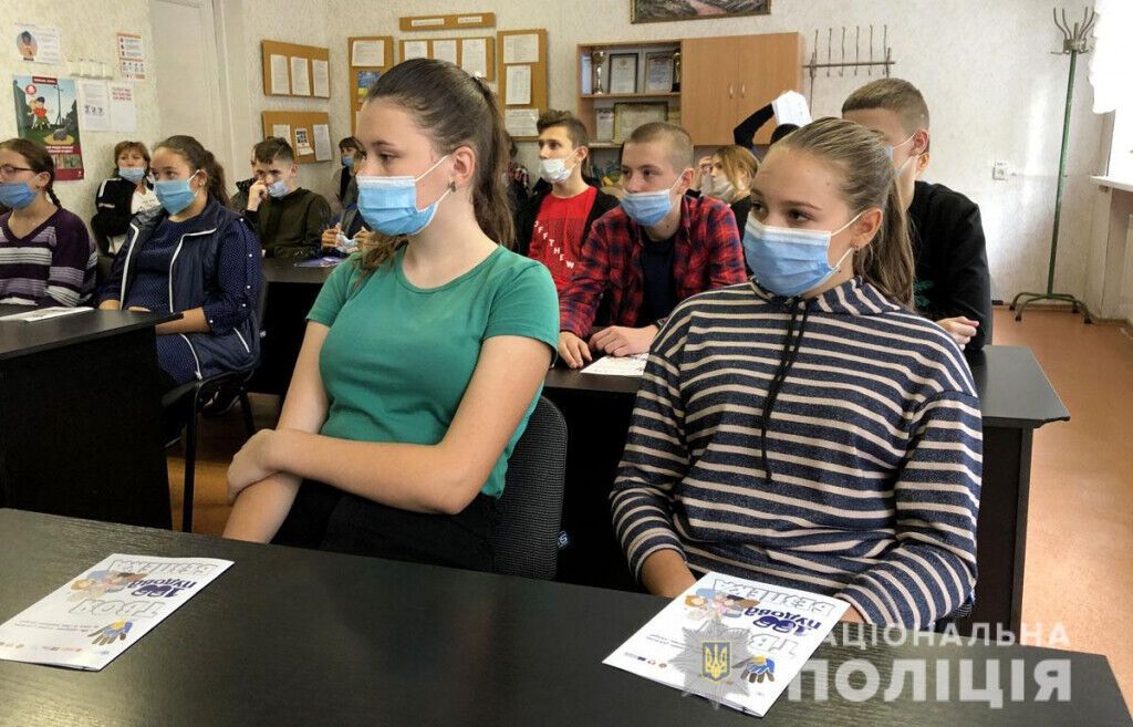 На Донеччині поліцейські ювенальної превенції проводять лекції безпеки для школярів