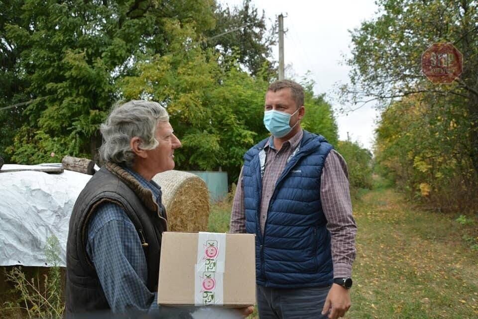 Кандидат від «Нашого краю» роздає в Яготині продпайки. Фото: fb Бугай.