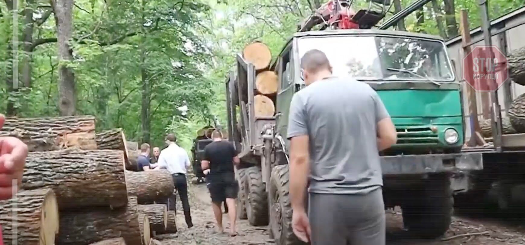 Активісти зафіксували вантажівки з деревиною Фото: СтопКор