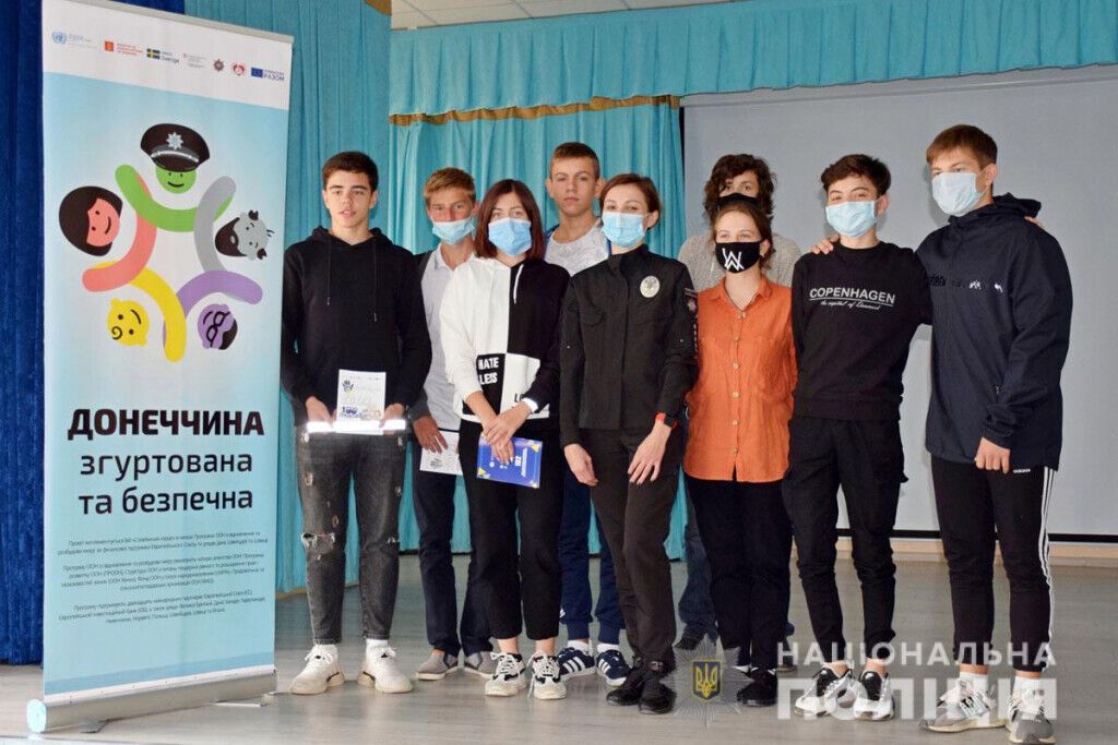 На Донеччині поліцейські ювенальної превенції проводять лекції безпеки для школярів