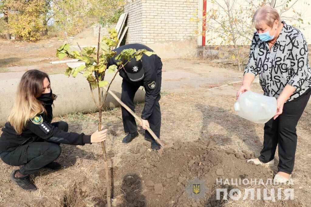 Поліцейські допомогли висадити понад 300 дерев у прифронтовому Гранітному