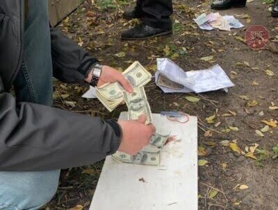 У Вінницькій області на доларовому хабарі спіймали голову ОТГ (фото)