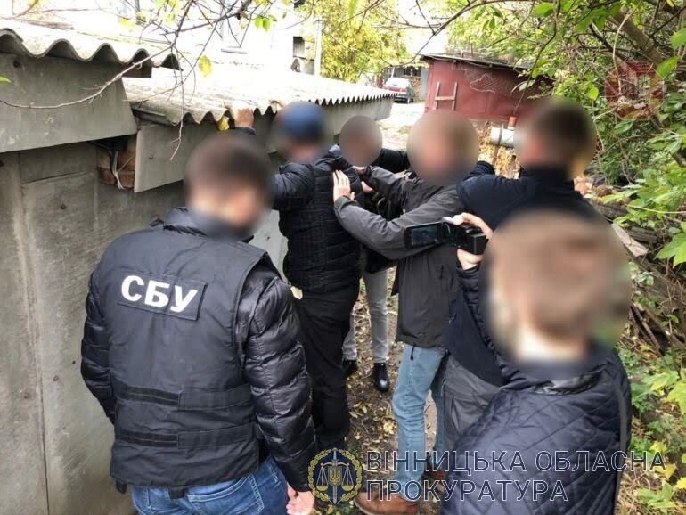 У Вінницькій області на доларовому хабарі спіймали голову ОТГ (фото)