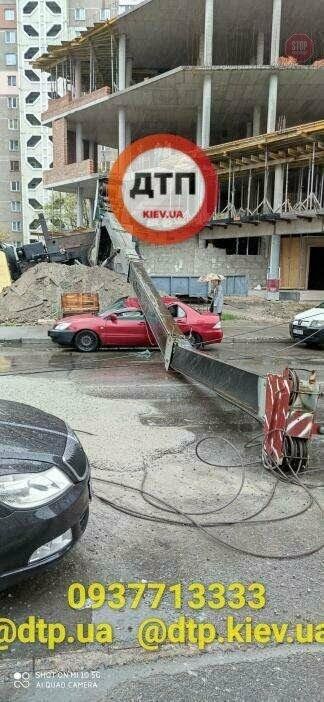 Розчавило автівку: у столиці впав будівельний кран (фото)