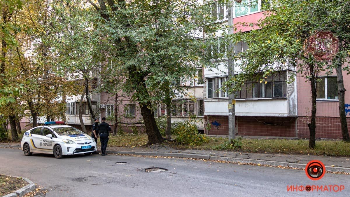 У Дніпрі з вікна 9 поверху випав чоловік (фото)