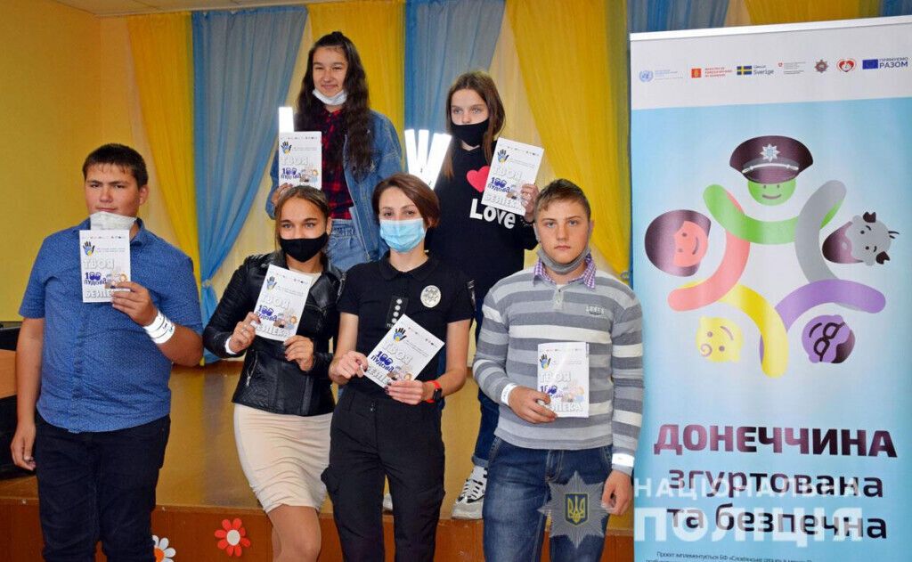 На Донеччині поліцейські ювенальної превенції проводять лекції безпеки для школярів