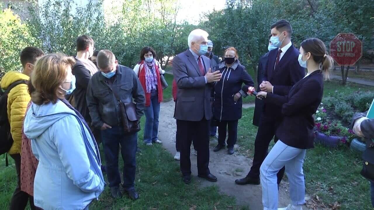 Місцеві жителі отримують погрози через захист скверу від забудови. Фото: СтопКор.
