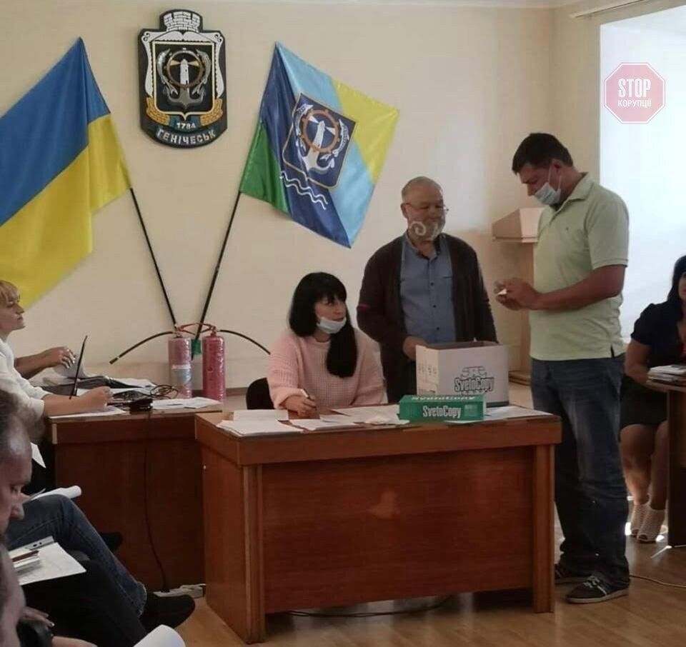 Процес голосування в Генічеську. Фото: СтопКор
