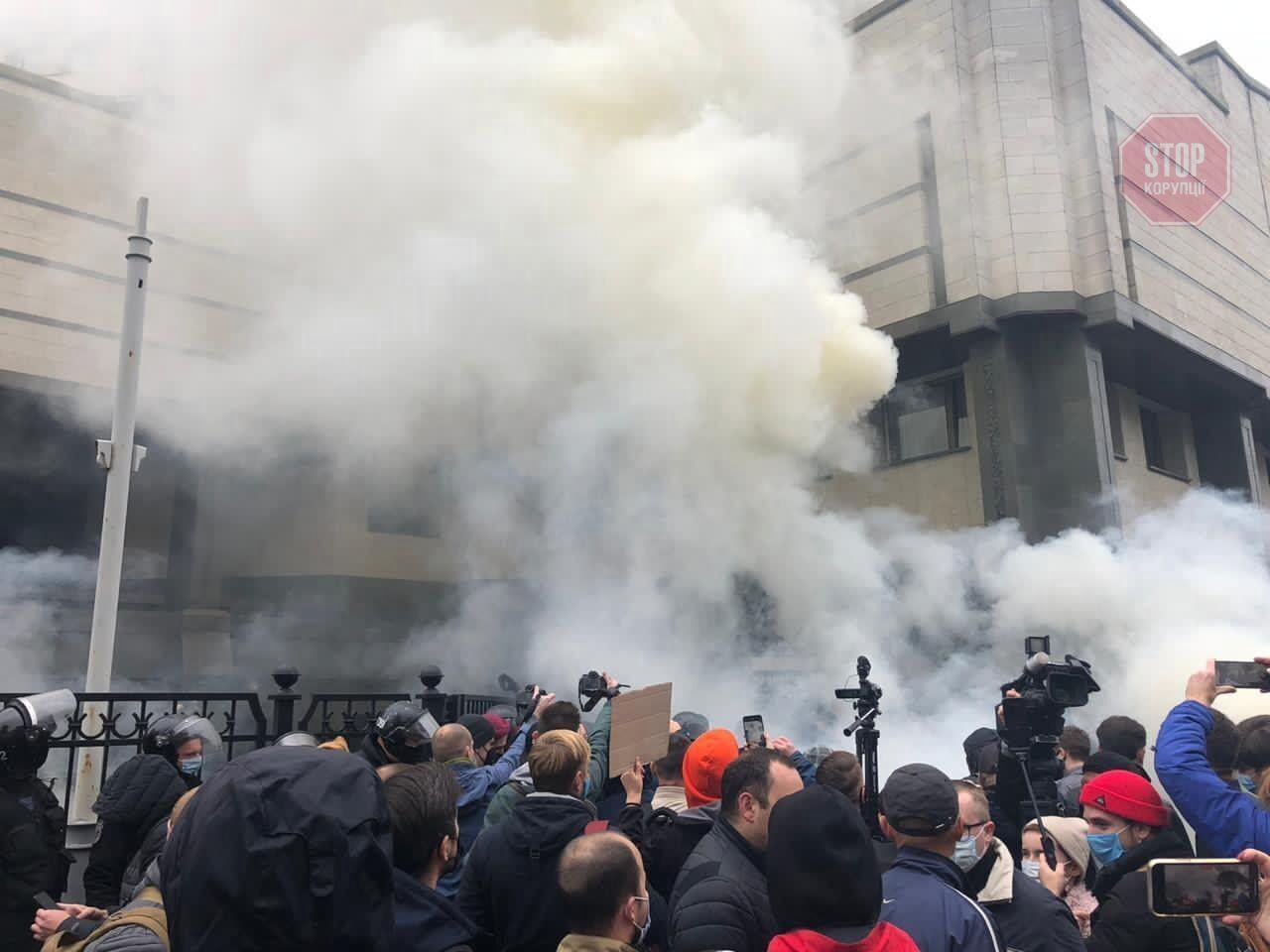 Під КС палять фаєри. Під судом сотні людей. Фото: СтопКор.