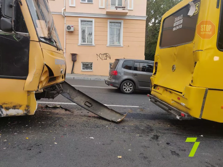 В Одесі автобус протаранив маршрутку і іномарку, п'ятеро постраждалих (фото)