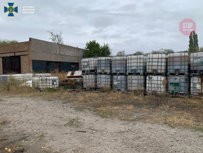 У Дніпропетровській області створили звалище токсичних відходів за гаражами (фото)
