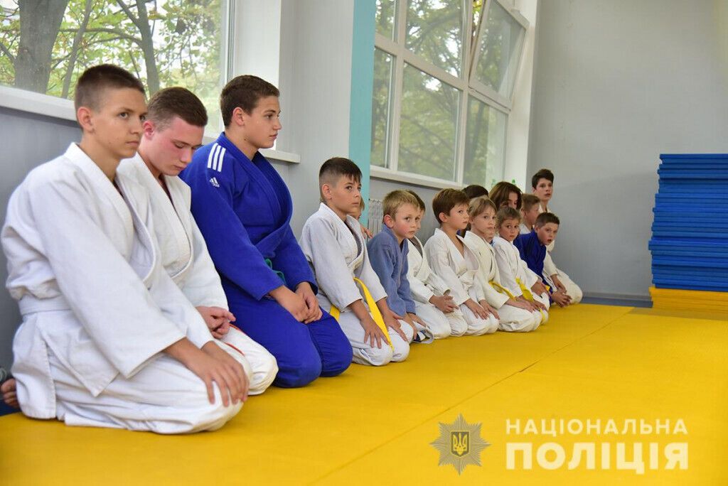 За підтримкою поліції Донеччини в Маріуполі тренуються близько 100 дітей-дзюдоїстів