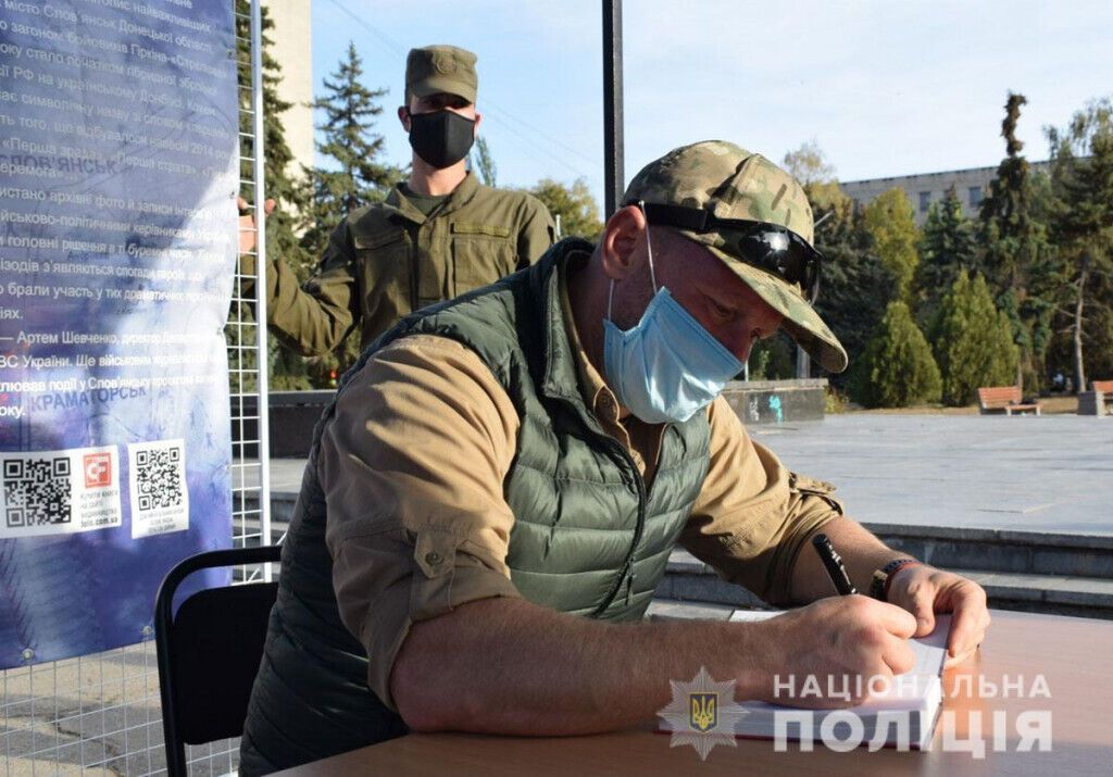 У Слов’янську презентували книгу з хронікою битви за місто під час збройної агресії РФ на сході України