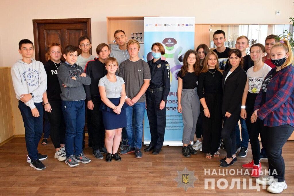 На Донеччині поліцейські ювенальної превенції проводять лекції безпеки для школярів