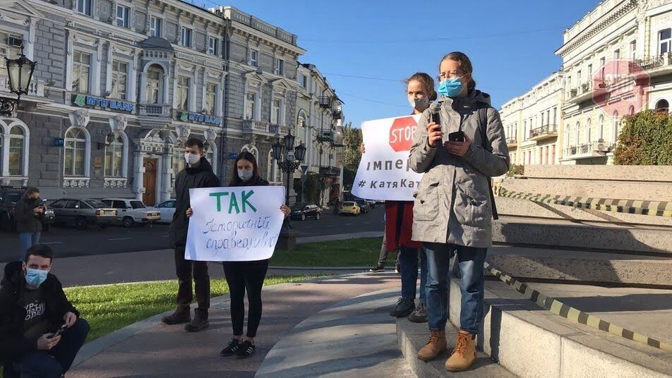 В Одесі мітингувальники вимагають демонтувати пам’ятник російській імператриці (фото)