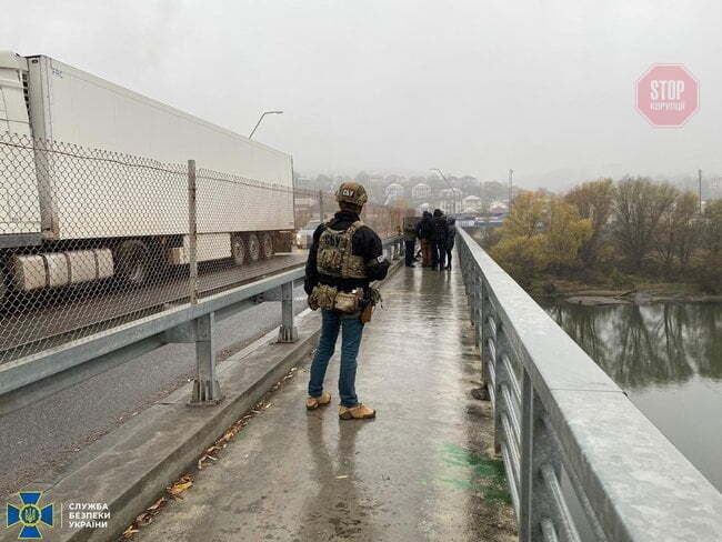 На Вінниччині співробітник митниці сприяв контрабанді бурштину в Молдову (фото)