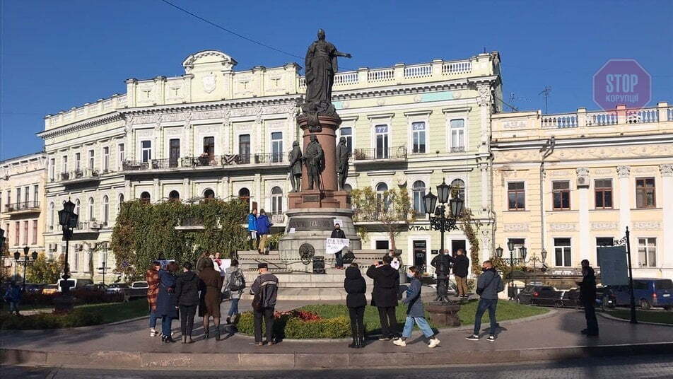 В Одесі мітингувальники вимагають демонтувати пам’ятник російській імператриці (фото)