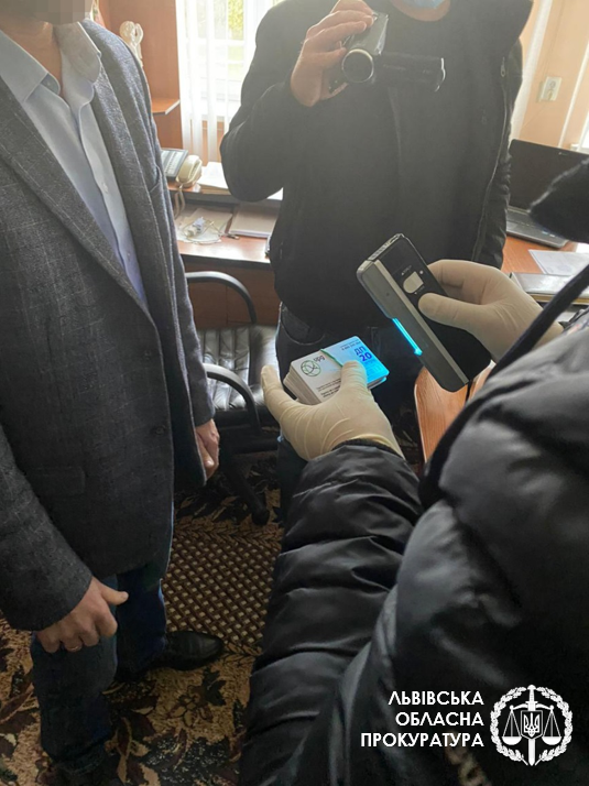 Хабар талонами на дизпаливо за сприяння у зведенні АЗС - викрито голову РДА на Львівщині (ФОТО)