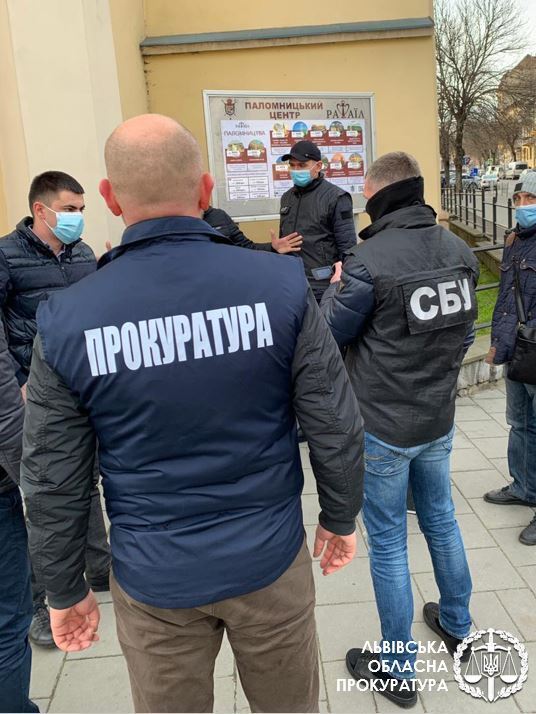 3 тис дол США за вплив на колегію суддів – викрито працівника адмінсуду на Львівщині (ФОТО)