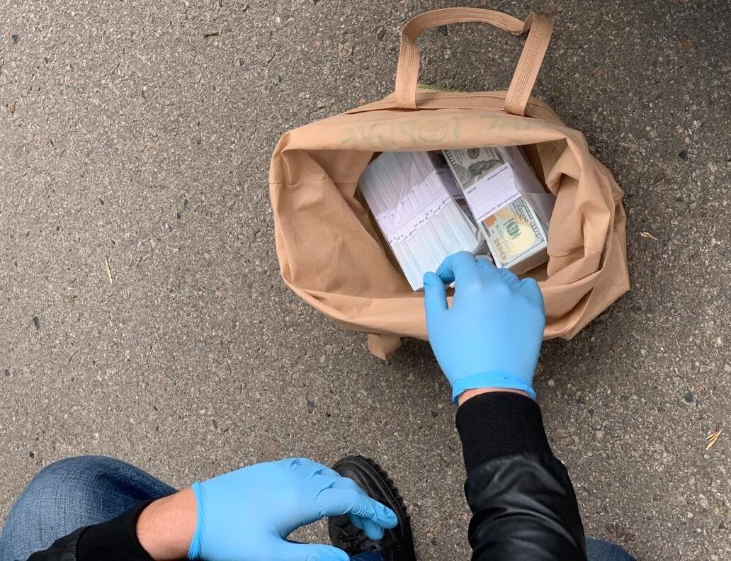 160 тис доларів США за вплив на службців Держгеокадастру – ексдепутат Полтавської райради постане перед судом (ФОТО)