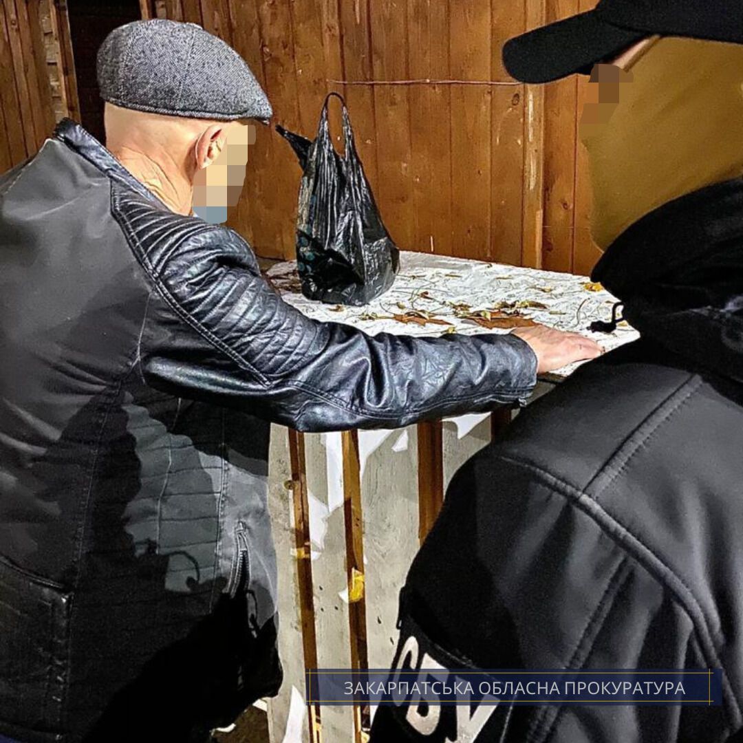Правоохоронці викрили схему підкупу виборців на користь одного з претендентів на посаду міського голови Ужгорода (ФОТО)