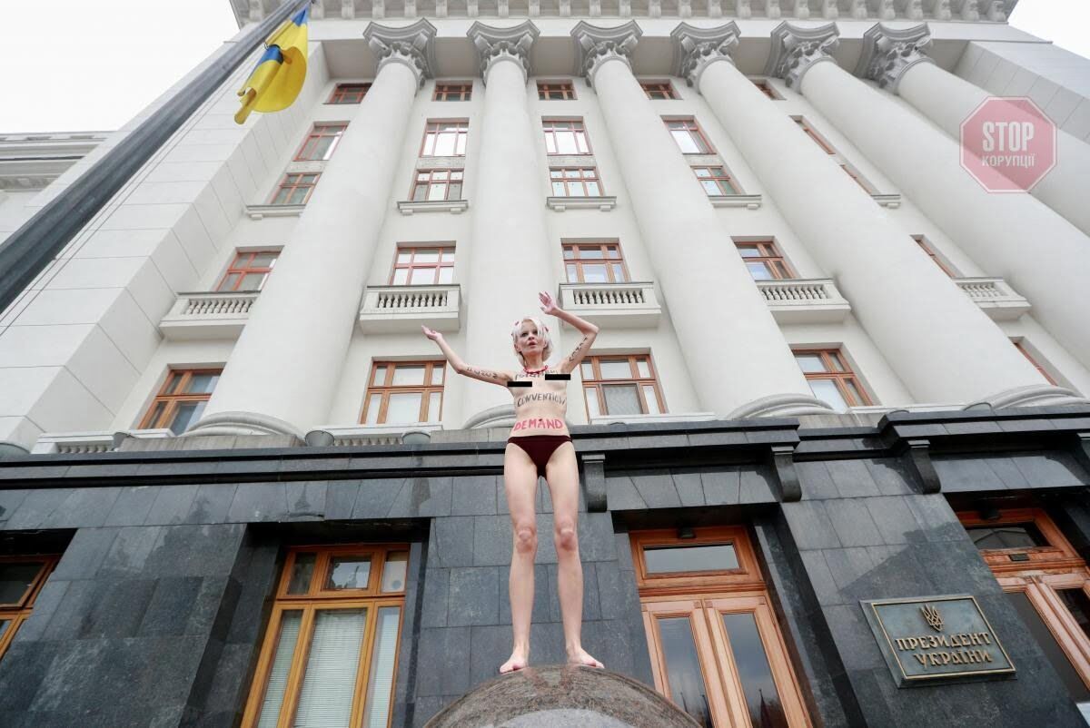 ''Геть насильство'': на Банковій правоохоронці скрутили оголену активістку (фото)