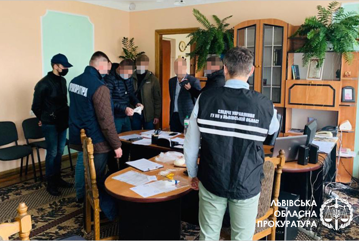 Хабар талонами на дизпаливо за сприяння у зведенні АЗС - викрито голову РДА на Львівщині (ФОТО)